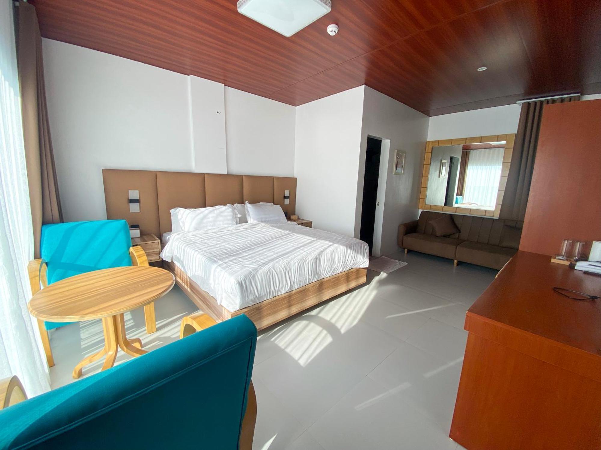 Q Beach Resort Cabangan Luaran gambar