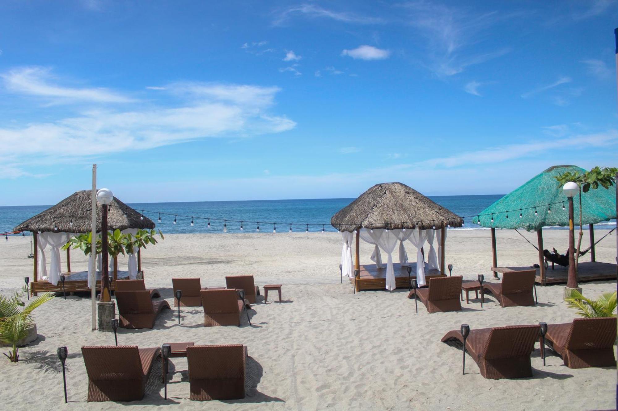 Q Beach Resort Cabangan Luaran gambar