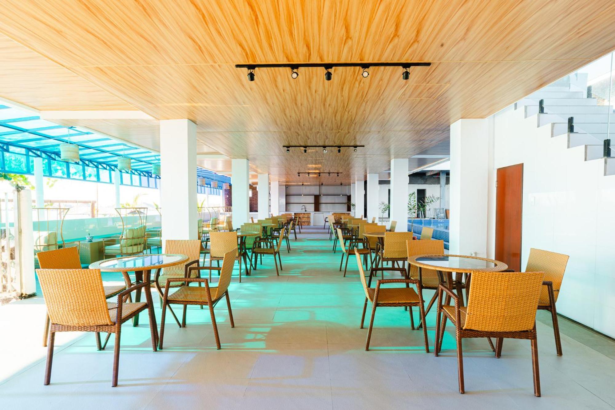 Q Beach Resort Cabangan Luaran gambar